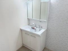 三面鏡にハンドシャワー付きで使いやすい洗面台です＾＾鏡裏と洗面ボウル下に収納付きの洗面台なので、整理整頓ができスッキリと使えます＾＾