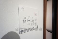 浴室暖房乾燥機付き。天候に左右されず、いつでも好きなときに洗濯物を干せる