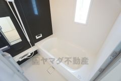 1日の疲れを癒すくつろぎのバスルーム。追い焚き機能つきなのでお風呂に入る時間がバラバラでも安心です。