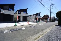 西側約5ｍの公道に面しています。