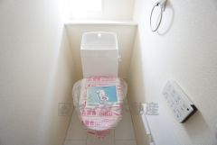 温水洗浄機付トイレです。節水機能もあるので、安心して使えますね。もちろん、1階2階の2ヶ所にトイレがあるので、忙しい朝にもゆとりができますね。