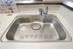 広々としたステンレスシンクには、洗剤やスポンジを収納出来るラック付き。広さも確保しているので、大きなお鍋も洗いやすいです。