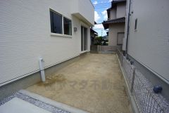 お庭付き＾＾日光浴やガーデニングはもちろん、お子さまの外遊びの場としても＾＾リビングからも様子が見守れるので安心です＾＾