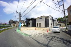 前面道路は西側約4.3ｍの公道に面しています。イオンスタイル笹丘（徒歩10分）、長尾小学校（徒歩4分）、友泉中学校（徒歩7分）。お問い合わせお待ちしております。