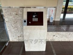 マンションエントランスにはモニター付きオートロック完備。玄関先にはインターホン付きとセキュリティ面も安心です＾＾