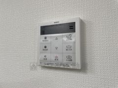 キッチン横から追い炊き、温度調節など楽々操作できる給湯器リモコンです＾＾忙しい夕飯の準備の時間帯に重宝しますね。