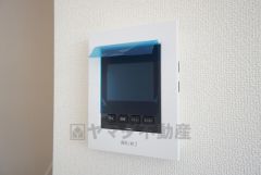 防犯性もばっちり、TVモニター付きインターホン完備。大きなモニターで玄関先を確認できます。録画機能が付いているので不在時の訪問者も確認できて安心です＾＾
