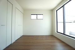 バルコニーに面していて日当たりがよく、寝室としての利用もおすすめです＾＾