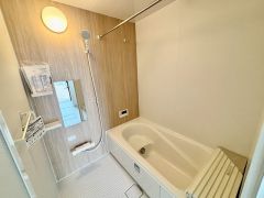 1日の疲れを癒すくつろぎのバスルーム。足を伸ばしてもゆったりと入れるサイズです。お子様と一緒にお風呂に入っても狭くないですね＾＾