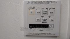 雨の日の洗濯も安心できる浴室暖房乾燥機付き浴室。リモコンで操作もボタン1つで簡単。