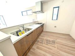 リビングにいるご家族と向き合って会話も弾むダイニングキッチンです。