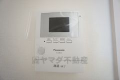 防犯性、セキュリティ対策に安心できるテレビモニター付きインターフォンです。セールスマン対策にもなり安心できます。