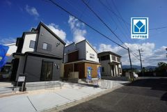前面道路は広く、車同士がすれ違うスペースが十分にあります。落ち着いた住宅地内で快適な生活を実現してみませんか＾＾
