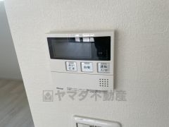 お湯張り、追い炊き、足し湯がボタン一つで楽々操作できる給湯機リモコンです＾＾忙しい夕飯の準備の時間帯に重宝しますね。