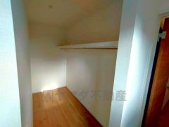 収納力豊富なウォークインクローゼット付き。洋服や小物などを1箇所にまとめて美しい収納を実現します。