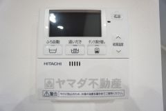 キッチン横からお湯張り、追い炊き、足し湯がボタン一つで楽々操作できる給湯機リモコンです＾＾忙しい夕飯の準備の時間帯に重宝しますね。