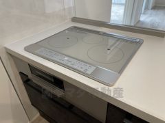 お手入れのしやすいIHクッキングヒーター。表面が平らな形状なのでお掃除も楽々。調理後に気になる箇所を布巾で拭くように心がけるだけで、手間をかけずにキッチンをきれいな状態に保てますね。