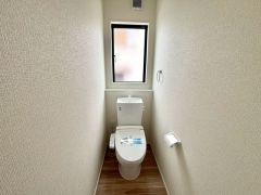 ウォシュレット、暖房便座、節電・節水機能など、使い勝手のよい高機能トイレです。 上部には収納棚が付いています＾＾