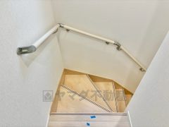 日中でも暗くなりがちな階段には、小窓を配置し採光も考えられたつくり＾＾