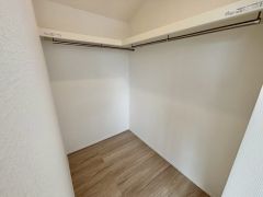 洋室にはハンガーパイプ付きのウォークインクローゼットが設けられています。たっぷり収納できるので衣替えの心配もいりませんね＾＾