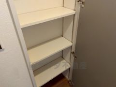 物が散らかりやすいリビングに収納スペースを確保。書類や雑貨をひとまとめにできまるため、お部屋をすっきりさせることが出来ます。
