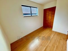 明るい洋室です。ナチュラル色のフローリングで開放的な優しい雰囲気になっています＾＾ベッドや机、ＴＶを置いてもゆとりのある広さです。