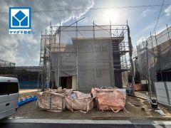 右側：8号棟。最新の設備で気持ちの良い新生活を送りませんか。お気に入りの家具とインテリアで素敵な部屋を作りましょう。