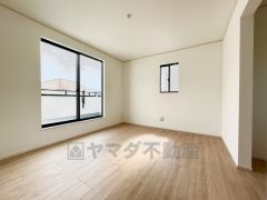 バルコニーに面した陽当たりの良い洋室です＾＾