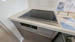 お手入れのしやすいIHクッキングヒーターです。3口コンロなので、効率よくお料理が楽しめます。毎日のお料理も楽しくなりますね＾＾