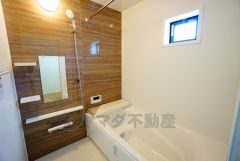 同仕様写真。現況と異なる場合は現況を優先します。足を伸ばせる浴槽で毎日の疲れを癒しましょう。お子様と入っても十分ゆったりサイズです＾＾