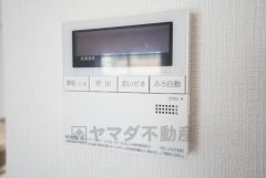 キッチン横からお湯張り、追い炊き、足し湯がボタン一つで楽々操作できる給湯機リモコンです＾＾忙しい夕飯の準備の時間帯に重宝しますね。