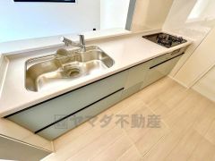 リビングでの寛ぎを邪魔しない独立キッチンです。