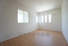 住む人のこだわりを活かす洋室＾＾日当たりがよく、寝室としての利用もおすすめ。広めのクローゼットもあり荷物もすっきり片付けれ、ゆとりのある暮らしが出来ます＾＾