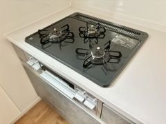 3種類の料理が同時に調理できる、3口ガスコンロ。忙しい夕食の支度時間が短縮できて効率よくお料理が楽しめます。