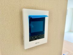 防犯性、セキュリティ対策に安心できるテレビモニター付きインターフォンです。セールスマン対策にもなり安心できます。