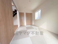 LDKに続く和室は、客間やワークスペースとしても使える便利な一室。引き戸を開ければ開放的な続き間となり、暮らし方の幅が広がります。