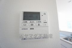 キッチン横からお湯張り、追い炊き、足し湯がボタン一つで楽々操作できる給湯機リモコンです。忙しい夕飯準備の時間帯に重宝しますね。