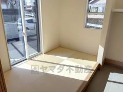 フローリングから一段高くなったタタミのスキップフロアが特徴的。