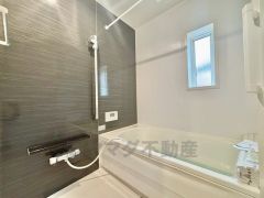 1日の疲れを癒すくつろぎのバスルーム。足を伸ばしてもゆったりと入れるサイズです。お子様と一緒にお風呂に入っても狭くないですね＾＾