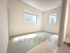 リビングからの続き間として和室をご用意しました＾＾普段はリビングとつなげて開放的なスペースとして。来客時には客間としてお使いいただけます。