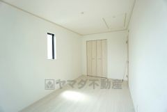 2面採光を確保した爽やかな風を感じて起きる朝は、快適生活の始まりに。 壁一面にクローゼットが設けられているので、すっきりと整理整頓でき気持ちよく過ごせます＾＾