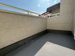 陽当たりの良いバルコニーです。お洗濯やお布団干しはもちろん、日光浴スペースにも。足元は防水工事施工済です。