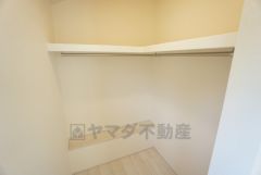ウォークインクローゼット付き＾＾ハンガーパイプ下にボックスを置いて、枕棚を活用して、たっぷりと収納できそうです＾＾