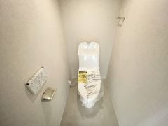 温水洗浄便座付きのトイレ