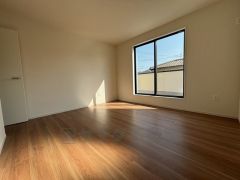 家具を選ばないナチュラルなフローリングとシンプルなクロスです＾＾