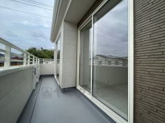 陽当たりの良いバルコニー。十分な広さがあるので一度にたくさんの洗濯物を干すことができます。