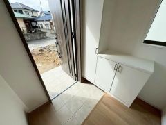 たっぷり収納できるシューズボックスが付いた玄関です。家族全員の靴がきれいに整頓できます。棚の上にお花や写真を飾っても良いですね＾＾