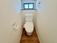 ウォシュレット付きトイレです。1階2階の2ヶ所にトイレがあるので、忙しい朝にもゆとりができますね＾＾