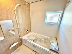 窓付き・浴室乾燥機で換気・雨の日の洗濯もばっちり＾＾明るく清潔にたもてるバスルームです＾＾ 窓付き・浴室乾燥機付きなので換気・雨の日の洗濯もばっちり＾＾