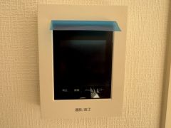 防犯性もばっちり、TVモニター付きインターホン完備。大きなモニターで玄関先を確認できます。録画機能が付いているので不在時の訪問者も確認できて安心です＾＾